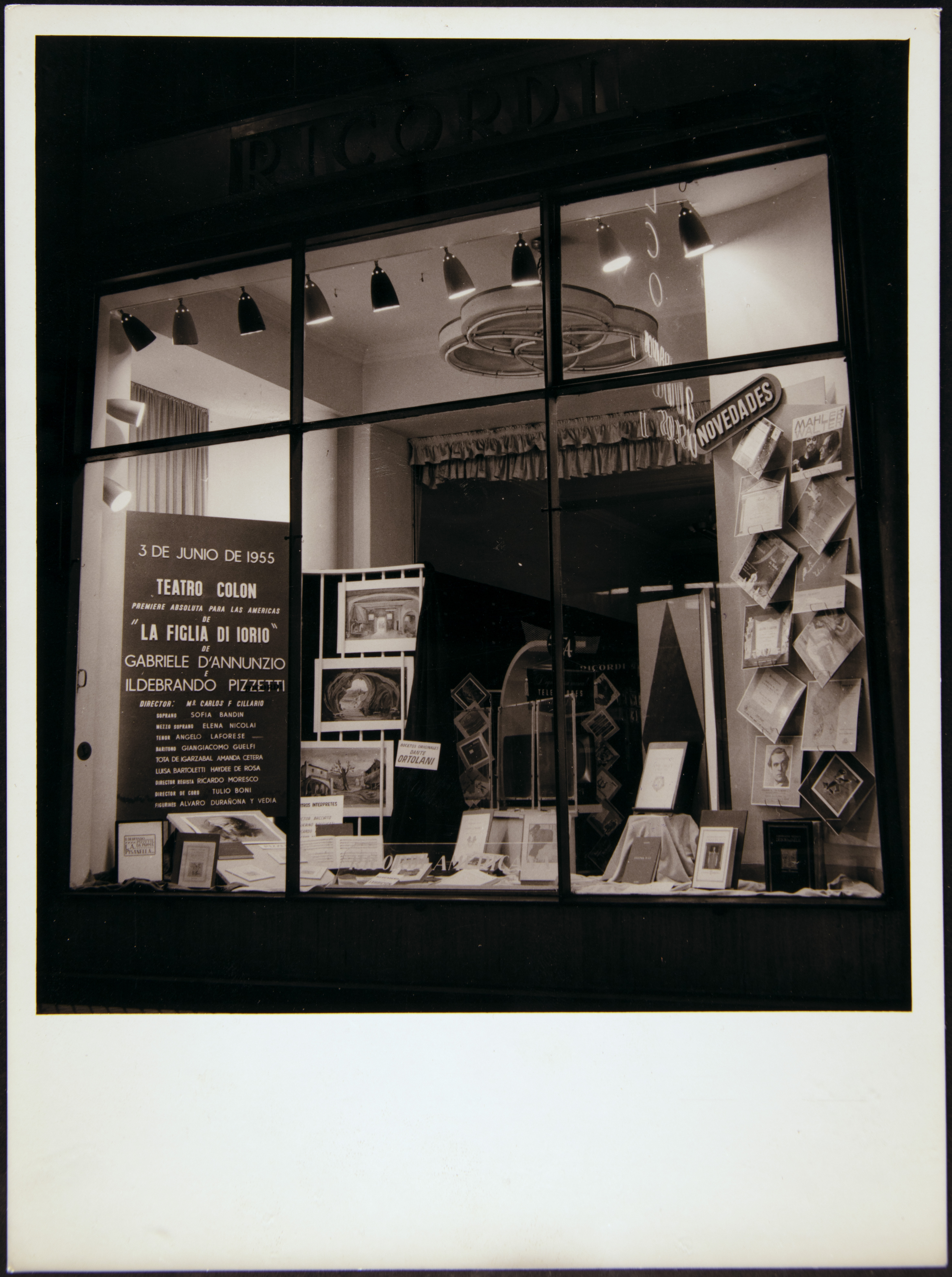 La vetrina del negozio di calle Florida 677 nel 1955