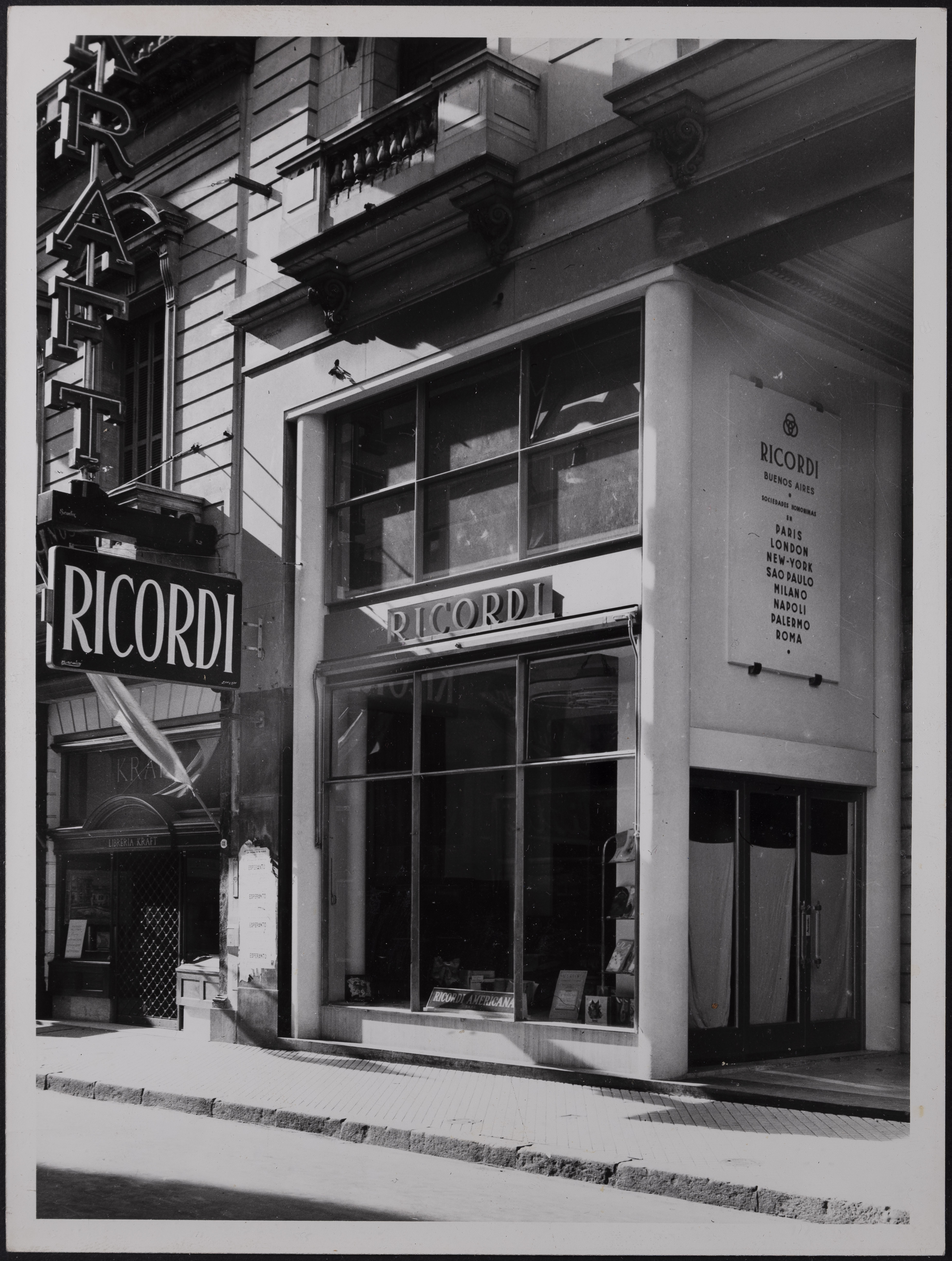 Il negozio Ricordi Americana di calle Florida 677 nel 1957